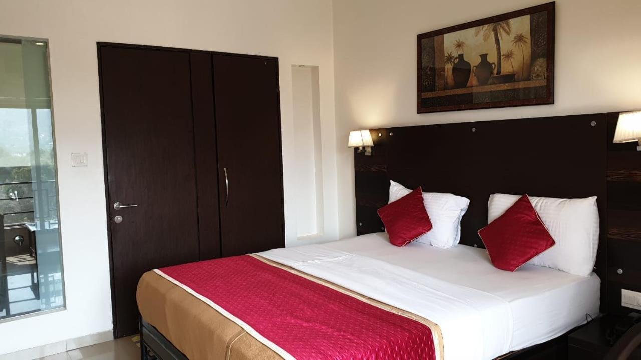 Resort Silver Hills Lonavala Exteriör bild